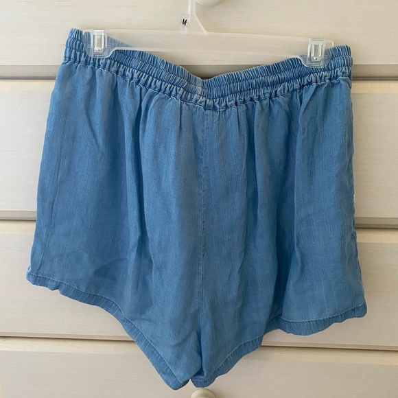 Chambray denim flower detailed shorts - Picture 2 of 3
